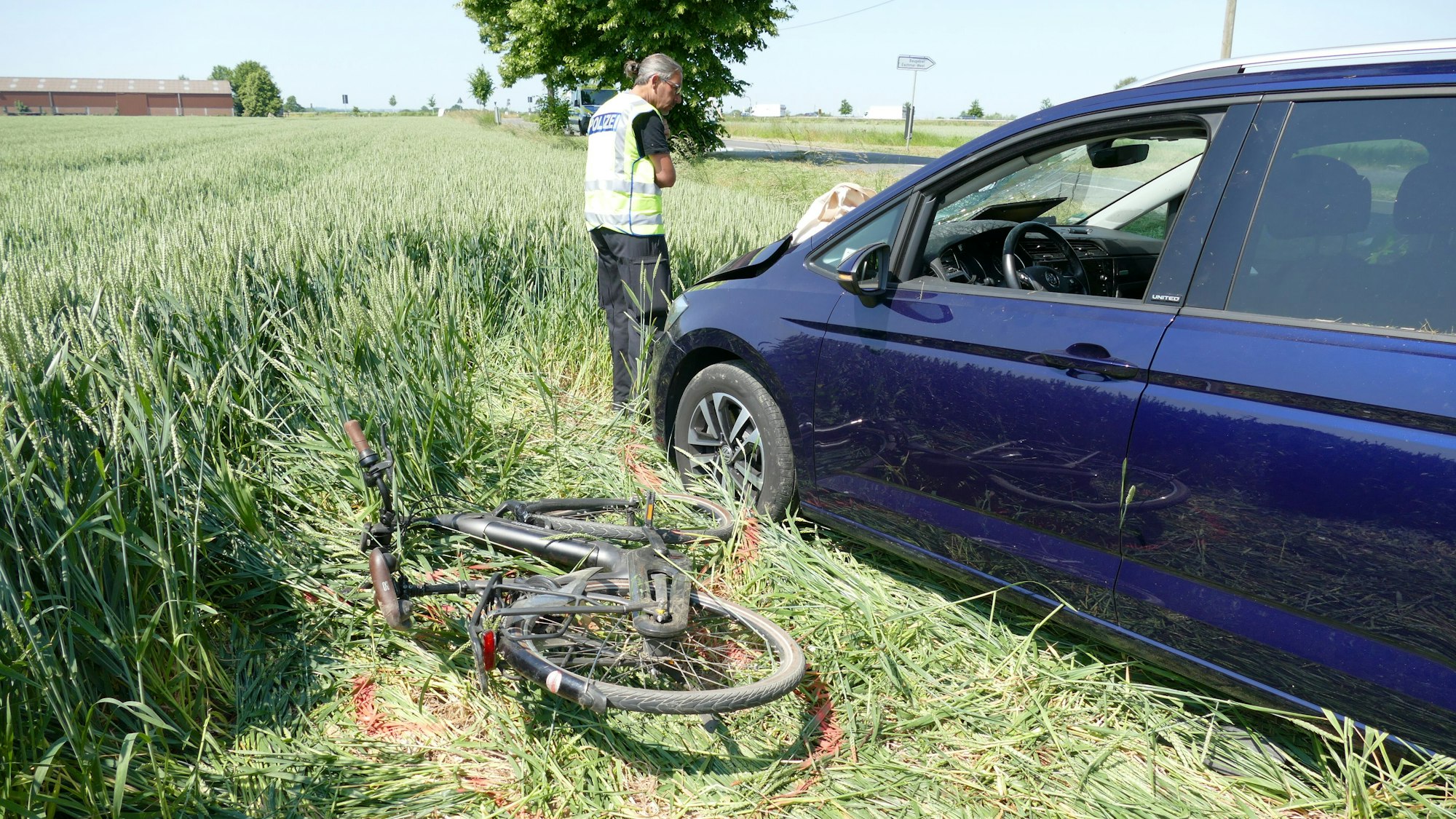 Ein Polizist sichert Spuren an einer Unfallstelle.