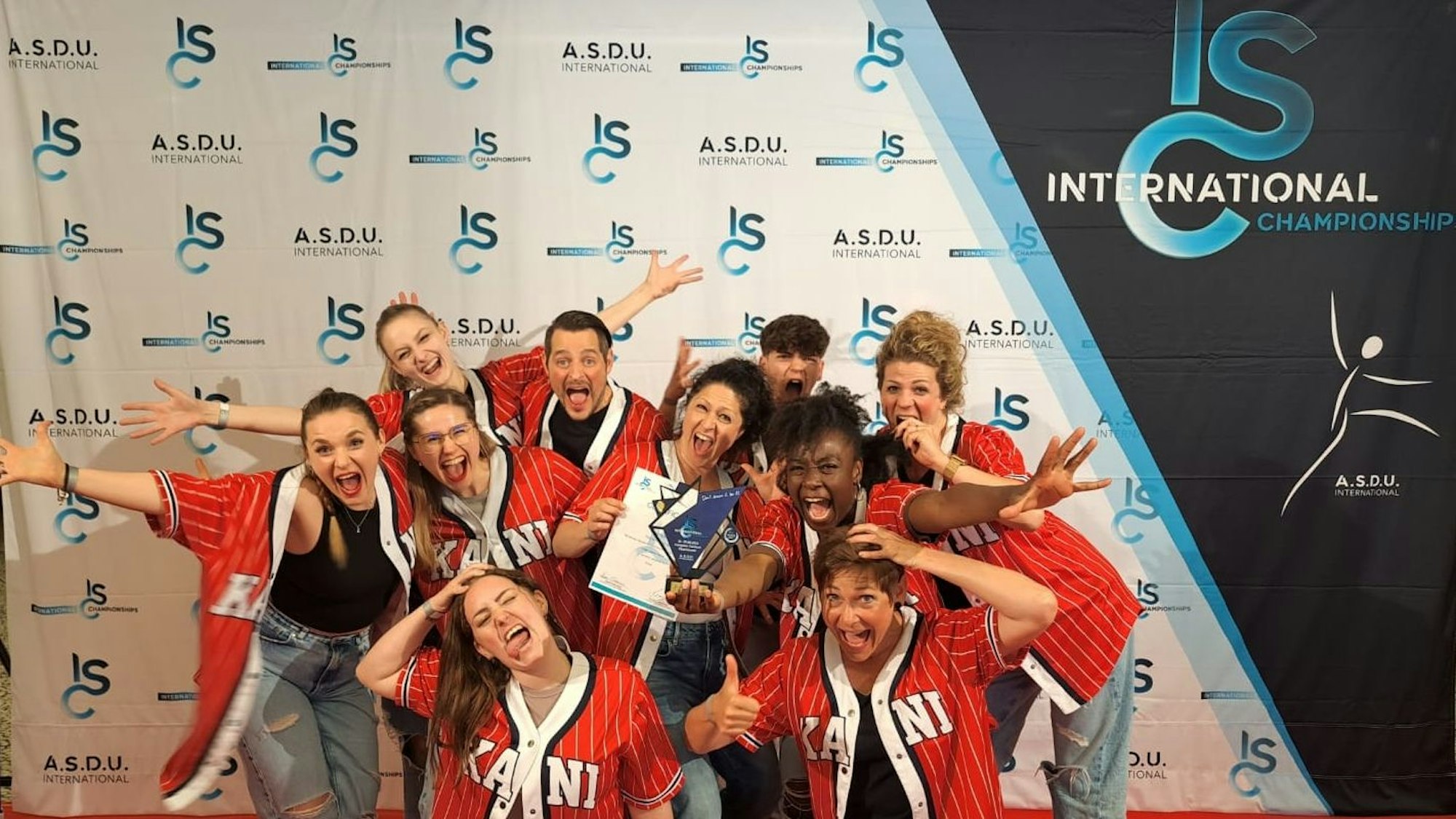 Die Gruppe „Personally on fiya“ hält ausgelassen eine Urkunde in die Kamera.