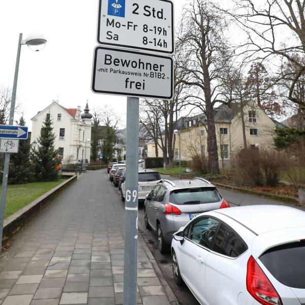 Aufnahme von drei Verkehrsschildern mit Parkbezug