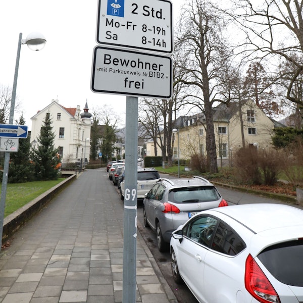 Aufnahme von drei Verkehrsschildern mit Parkbezug