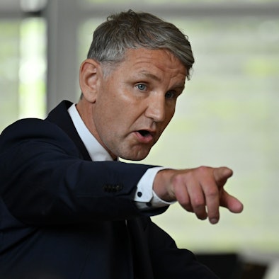 Die Staatsanwaltschaft Halle hat Anklage gegen den Thüringer AfD-Fraktionschef Björn Höcke wegen der Verwendung von NS-Vokabular erhoben.