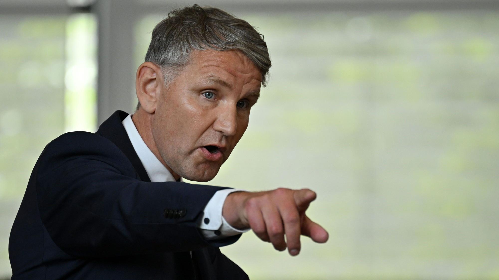 Die Staatsanwaltschaft Halle hat Anklage gegen den Thüringer AfD-Fraktionschef Björn Höcke wegen der Verwendung von NS-Vokabular erhoben.