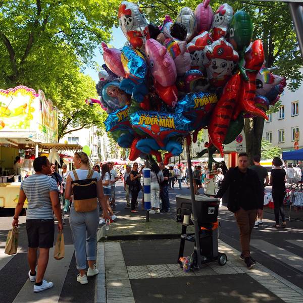 Menschen feiern ausgelassen auf einem Straßenfest.