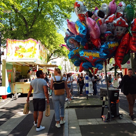 Menschen feiern ausgelassen auf einem Straßenfest.