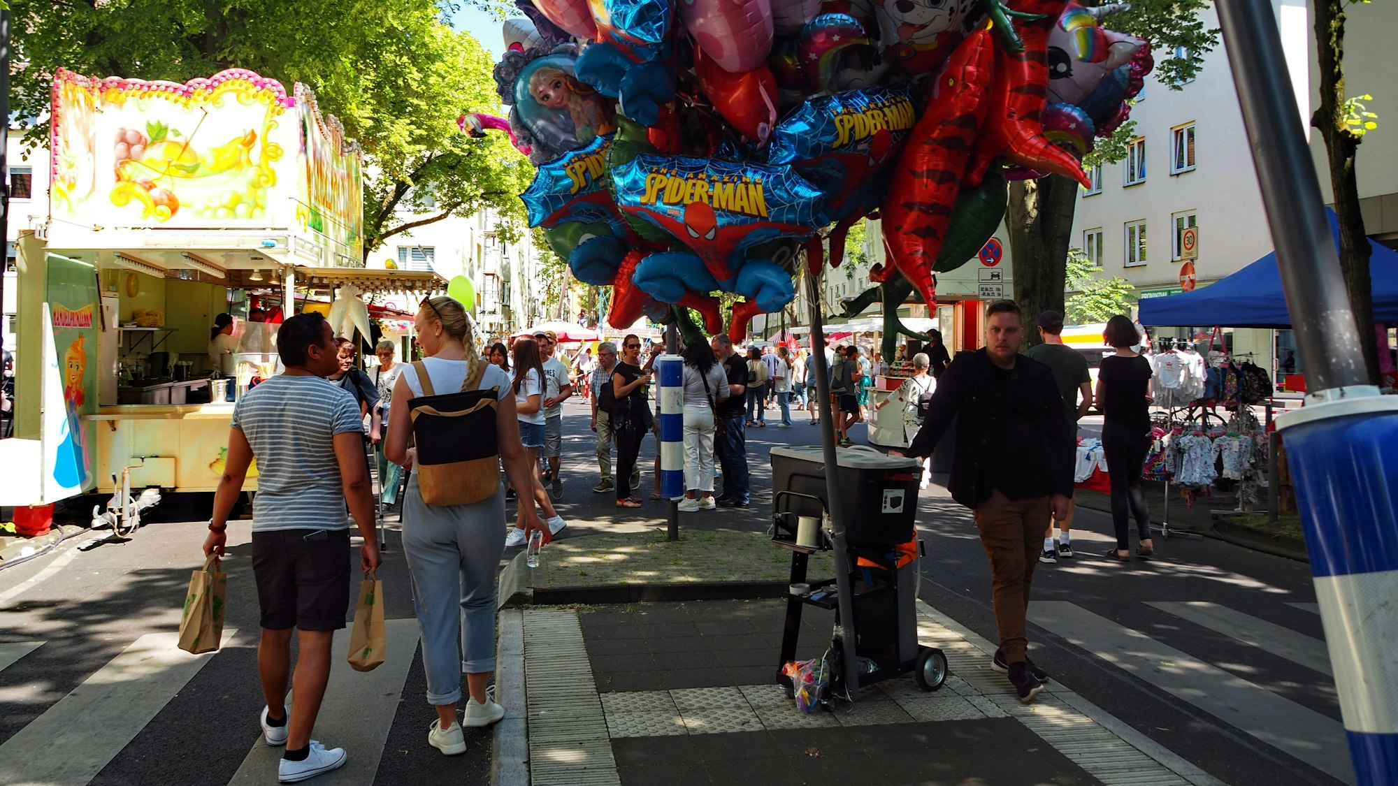 Menschen feiern ausgelassen auf einem Straßenfest.