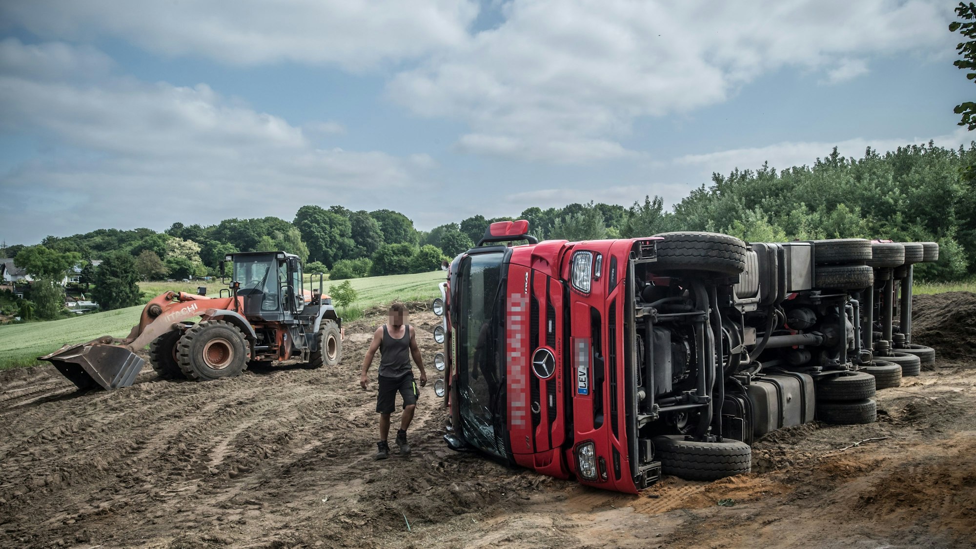 Beim Abkippen im Landschaftsschutzgebiet Kursiefen ist ein LKW umgekippt. Die Ladung: Ein Sand-Erde-Gemisch mit Rasenresten, eine Schicht, die vom Rasen in der Bay-Arena entnommen wurde.