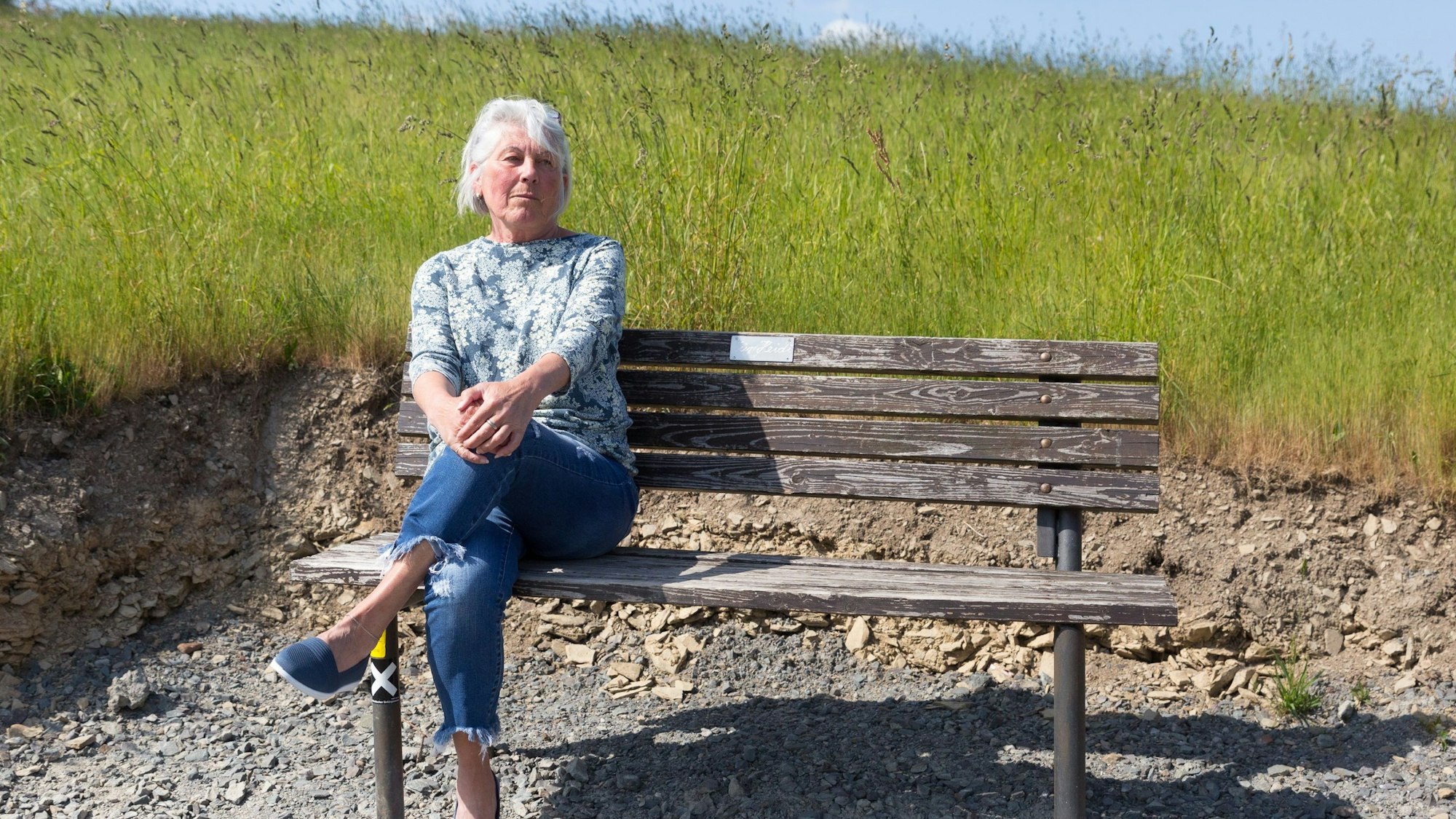 Heidi Grube sitzt auf ihrer Bank in Altenothe.