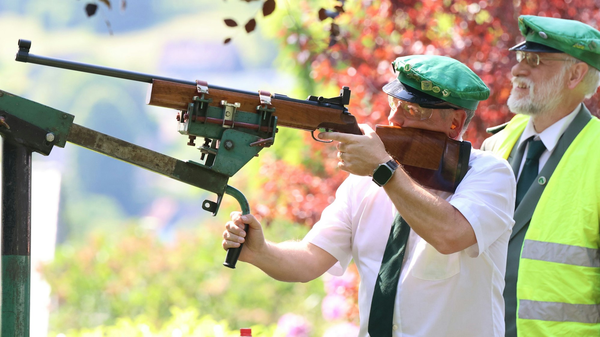 Am Vogelschießstand an der Hermannsburg nehmen den Vogel 15 Aspiranten ins Visier.