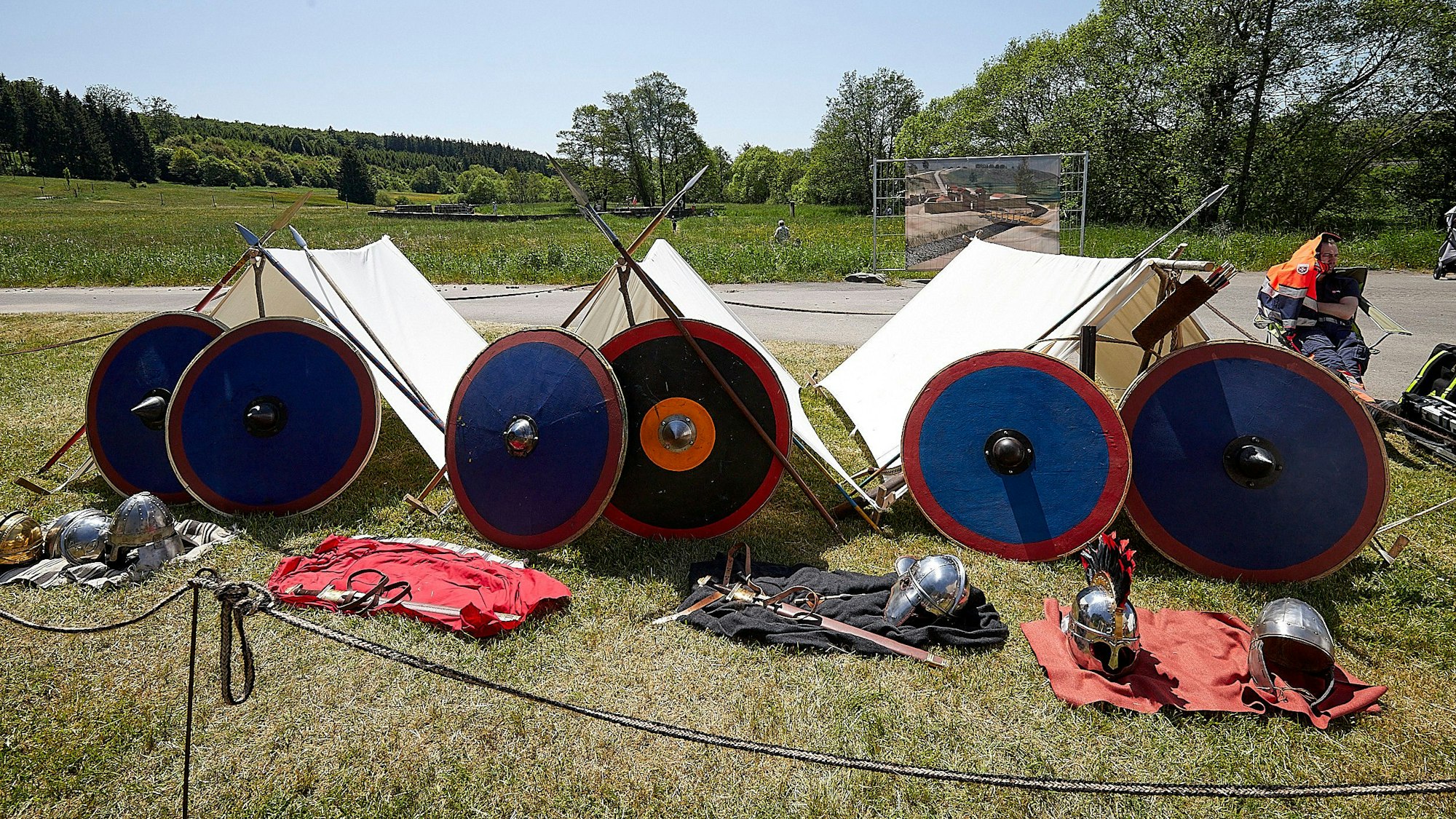 Auf einer Wiese ist ein römisches Heerlager zu sehen, das die Darsteller aufgebaut hatten.