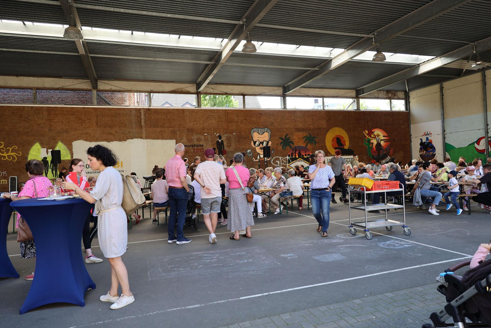 Die St.-Remigius-Gemeinde feierte in Räumen der Marienschule.