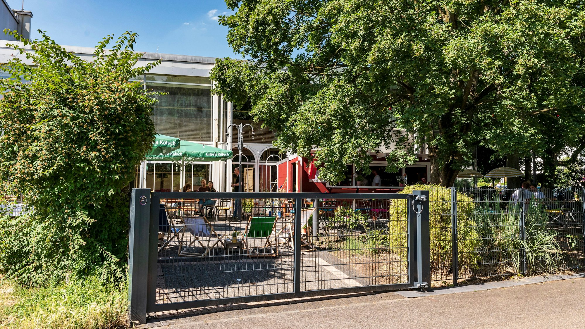 Biergarten hinter einem verschlossenen Tor