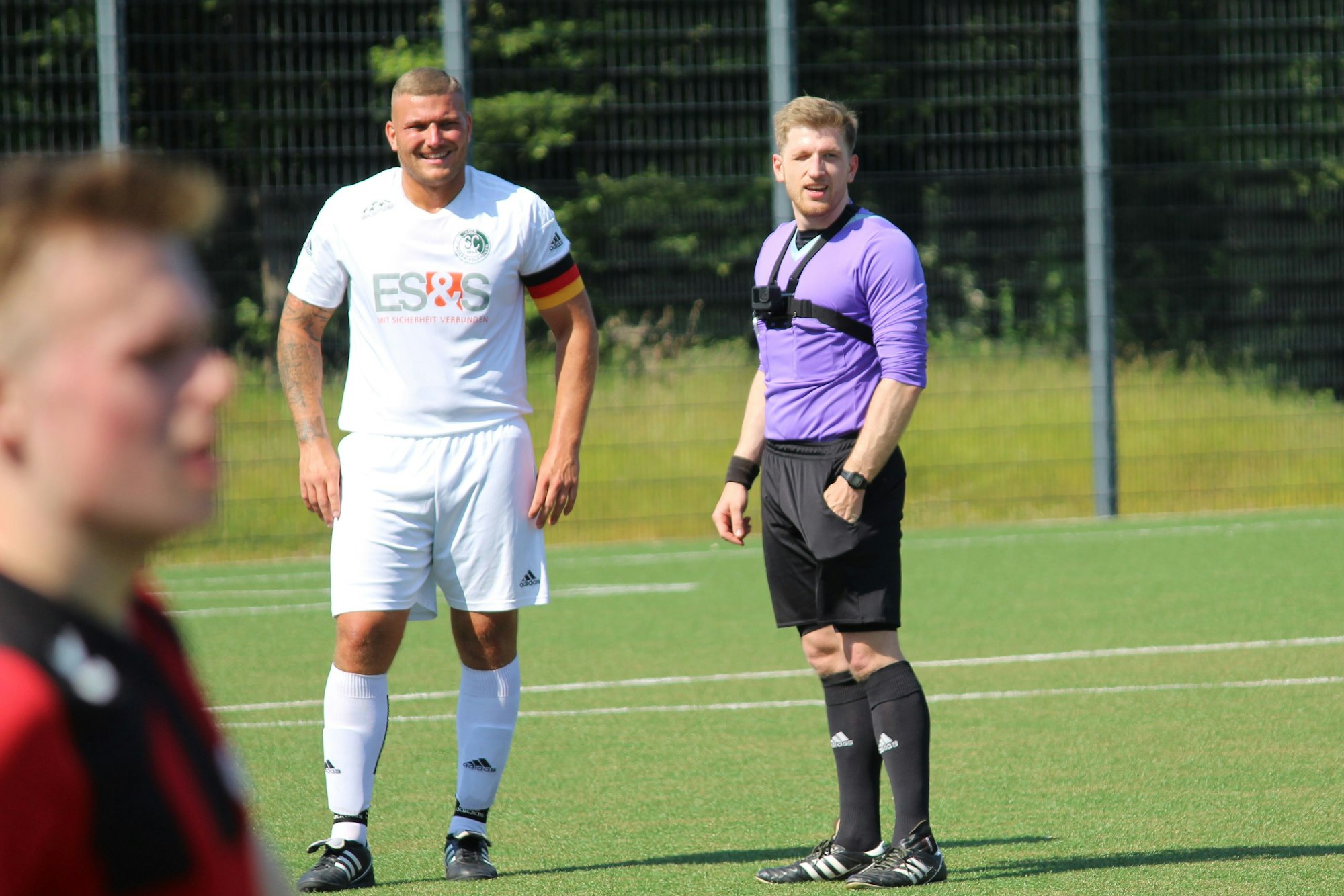 Kreisliga B Köln, Schiedsrichter Daniel Emami mit Bodycam für KStA-Reportage unterwegs. Spiel zwischen Weiler-Volkhoven und der DJK Südwest Köln II auf dem Kunstrasenplatz Fühlinger Weg