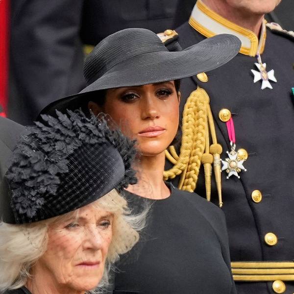 König Charles III. (vorn), Königsgemahlin Camilla, Prinz Harry, Herzog von Sussex, (dahinter), und seine Frau Meghan, Herzogin von Sussex, schauen auf den Trauerzug mit dem Sarg der gestorbenen britischen Königin.