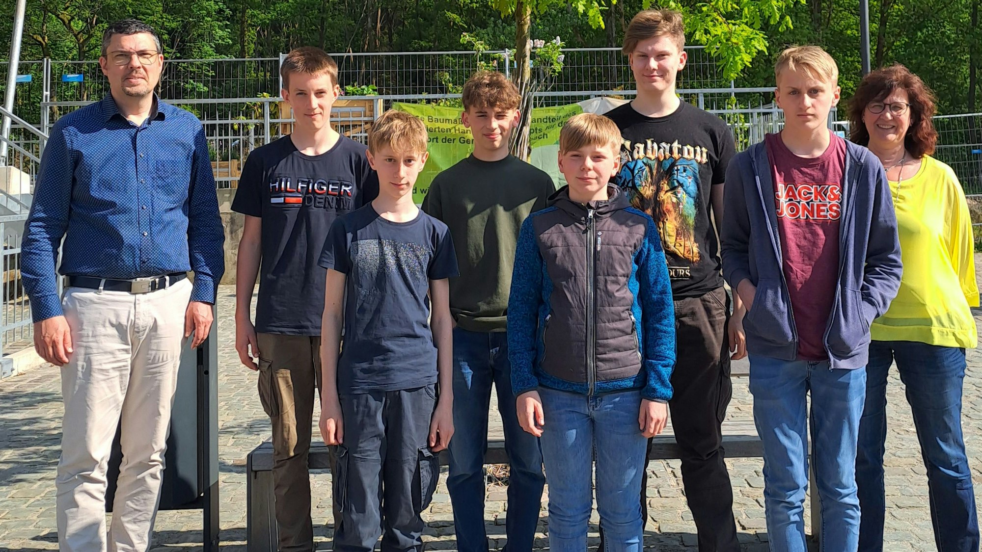 Mitglieder des neuen Morsbacher Jugendrates mit Bürgermeister Jörg Bukowski (links) und Fachbereichsleiterin Susanne Hammer (rechts).