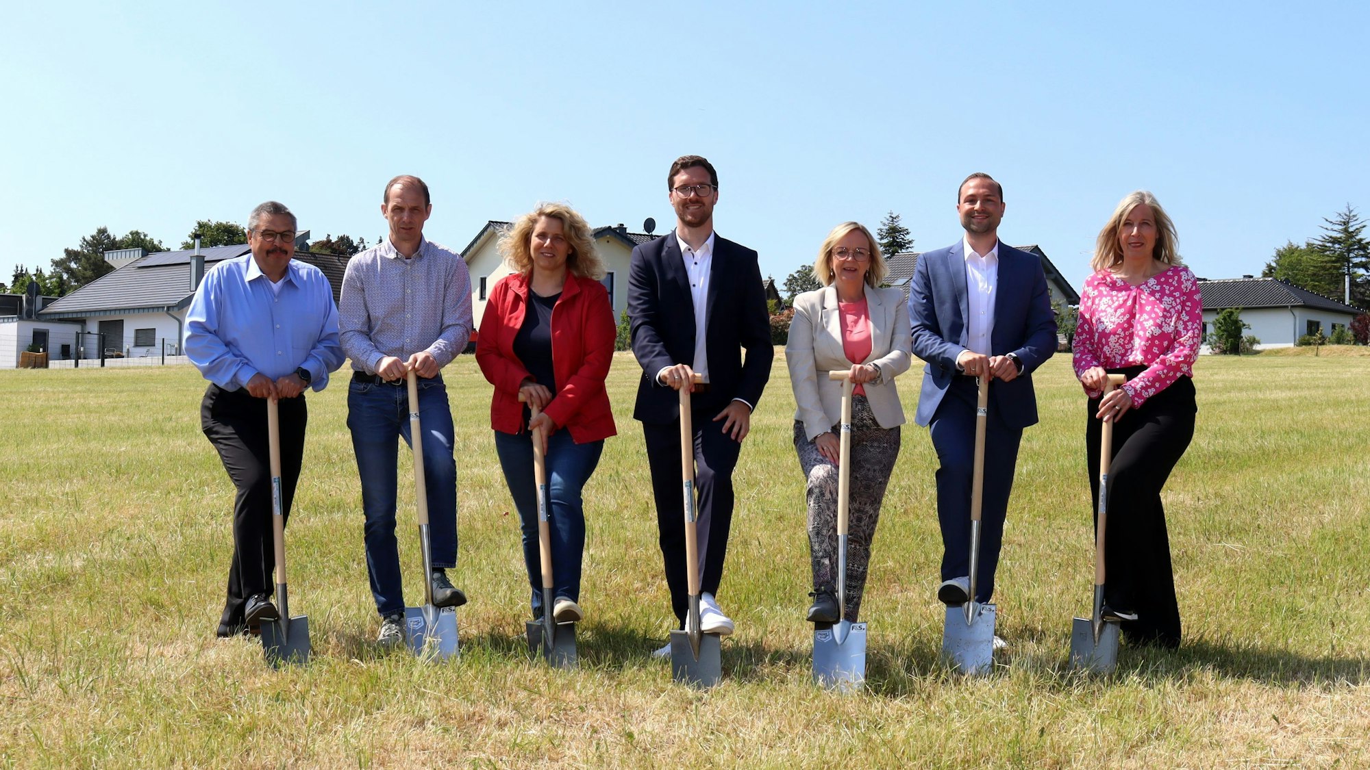 Spatenstich von F&S und der Stadt Bad Münstereifel zum Baugebiet „An der Wachhecke“ in Eschweiler. Von rechts: Hildegard Schwarz, Jan Radermacher, Sabine Preiser-Marian, Thorsten Volkmann, Carmen Haltenhof, Ralf Wassong, Wilfried Schumacher.