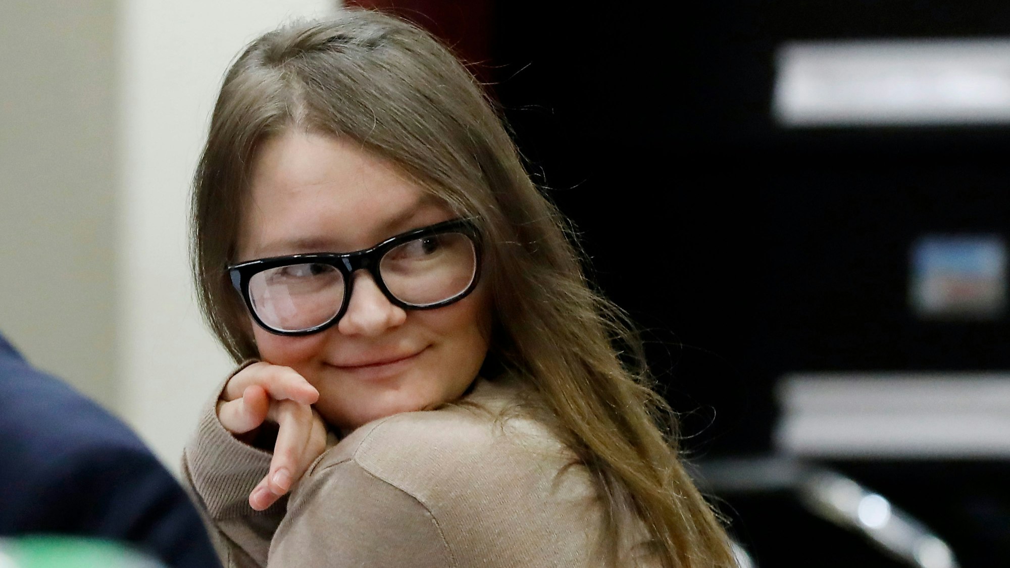 Die Hochstaplerin Anna Sorokin lacht im Gerichtssaal.