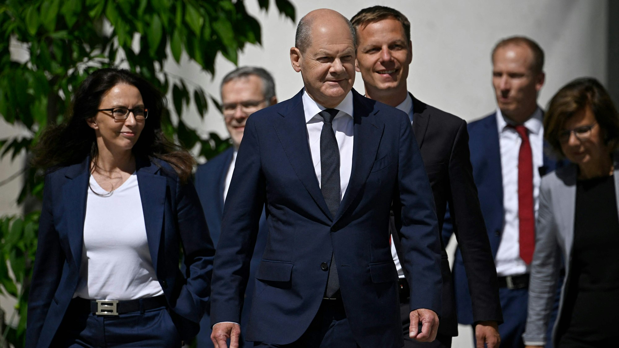 DGB-Chefin Yasmin Fahimi (links) mit Bundeskanzler Olaf Scholz (SPD, Mitte).