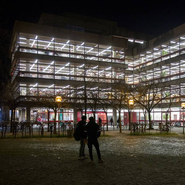 Außenansicht der beleuchteten Zentralbibliothek in der Nacht. (Archivbild)