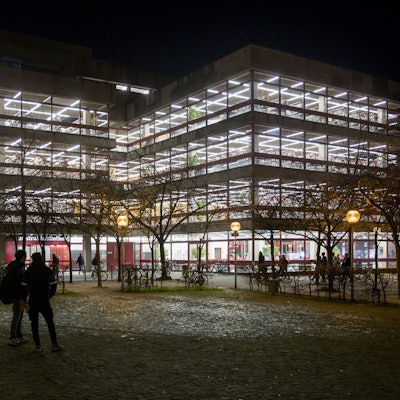 Außenansicht der beleuchteten Zentralbibliothek in der Nacht. (Archivbild)