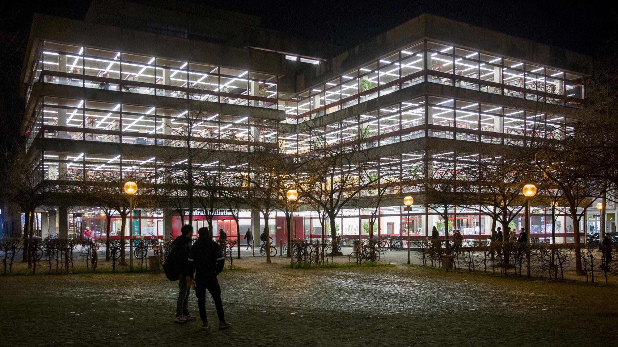 Außenansicht der beleuchteten Kölner Zentralbibliothek am Neumarkt in der Nacht.