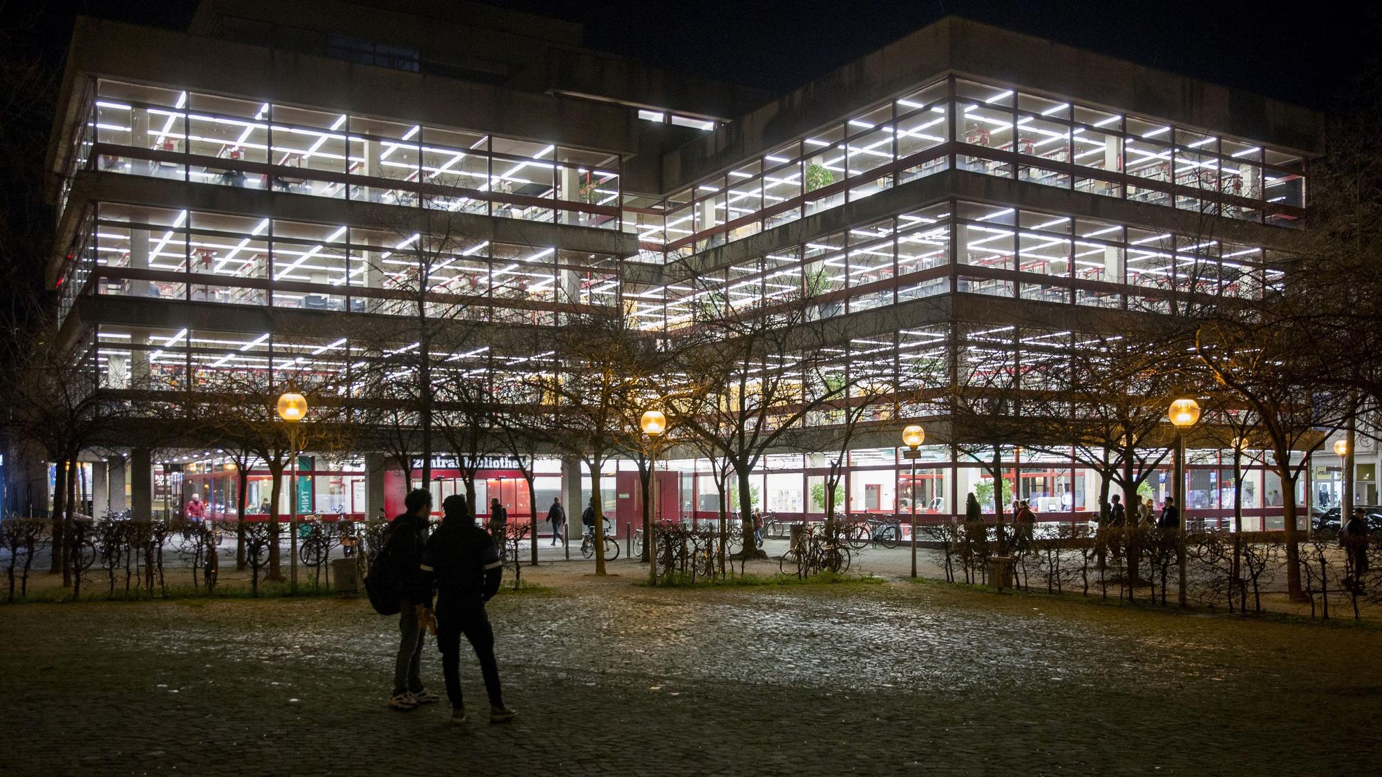 Außenansicht der beleuchteten Zentralbibliothek in der Nacht. (Archivbild)