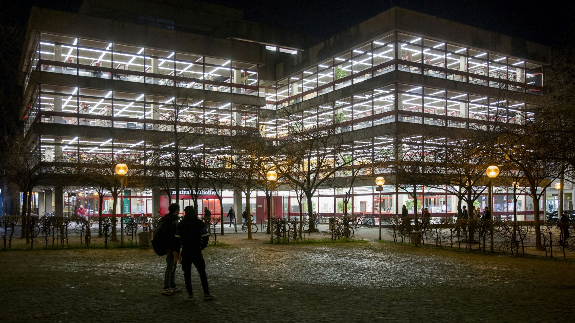 Außenansicht der beleuchteten Zentralbibliothek in der Nacht. (Archivbild)