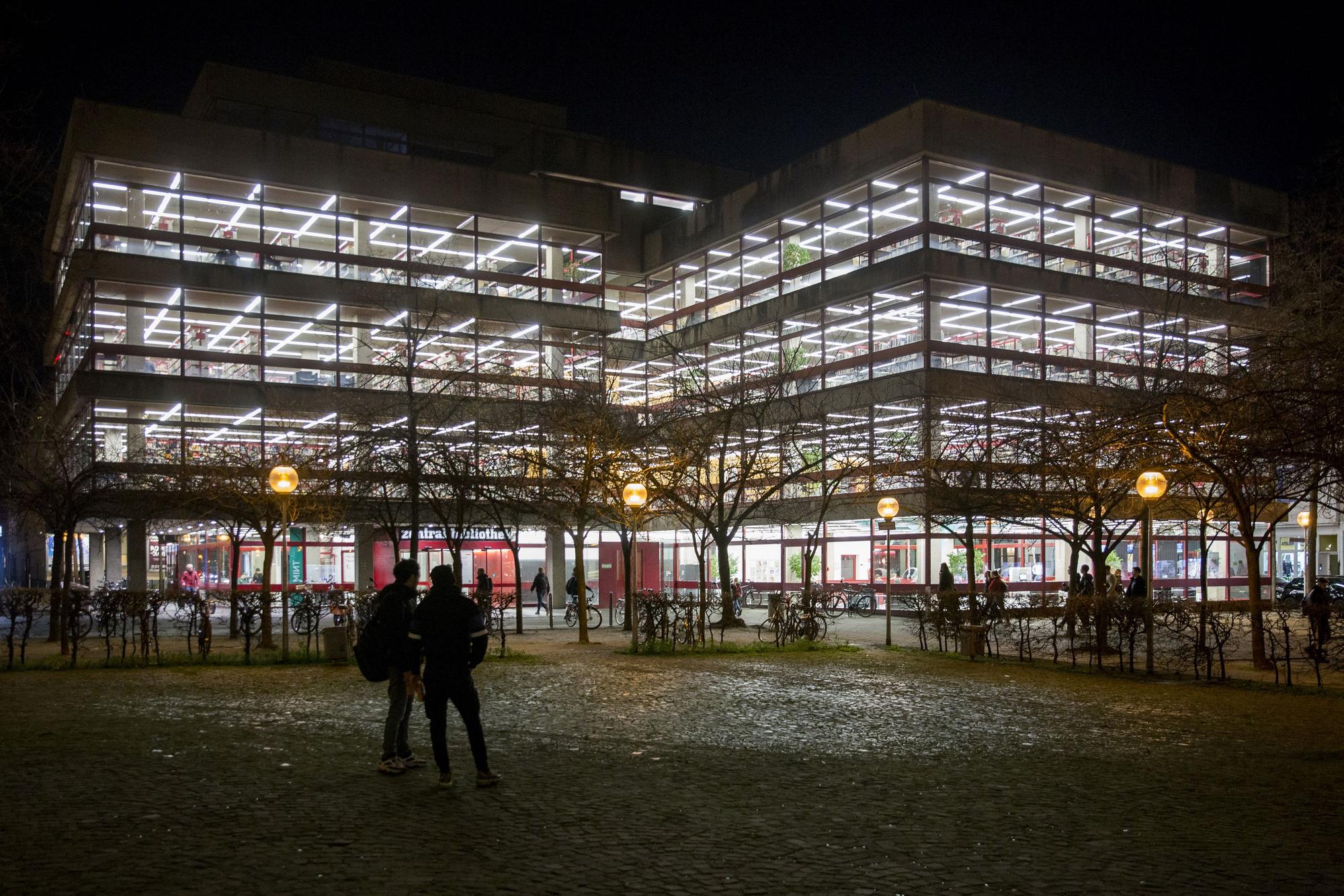 Außenansicht der beleuchteten Zentralbibliothek in der Nacht.