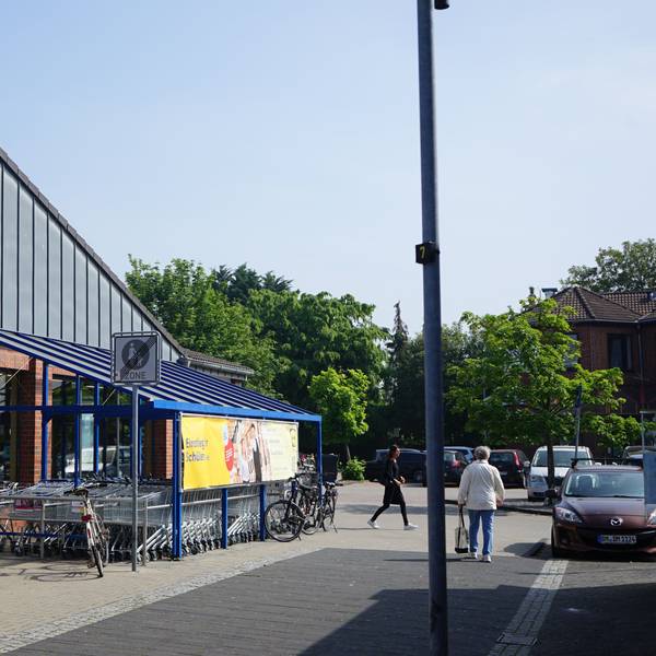 Zu sehen ist das Gebäude des Supermarkts Lidl.