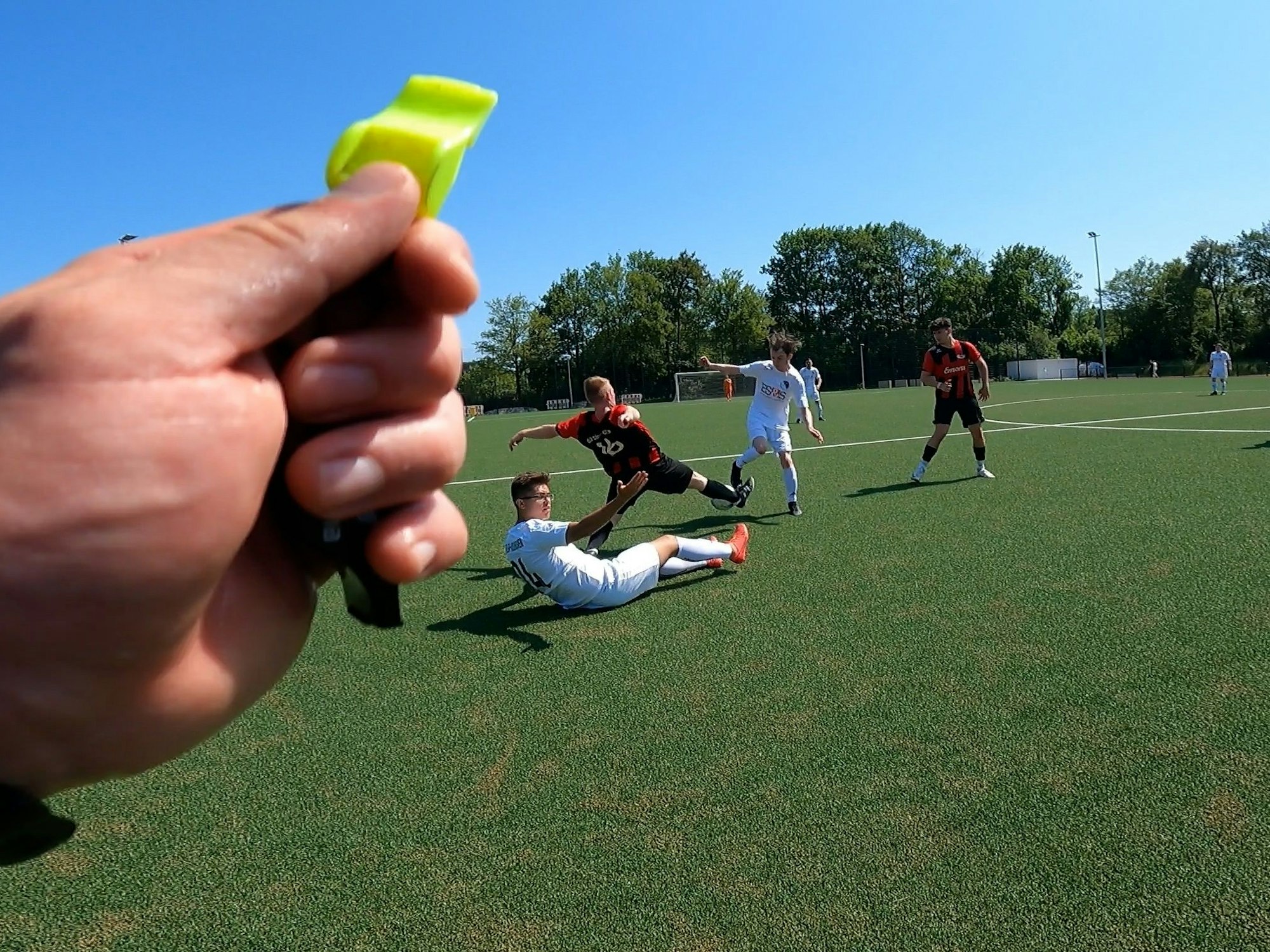 Kreisliga B Köln, Schiedsrichter Daniel Emami mit Bodycam für KStA-Reportage unterwegs. Spiel zwischen Weiler-Volkhoven und der DJK Südwest Köln II auf dem Kunstrasenplatz Fühlinger Weg Screenshots aus der Bodycam