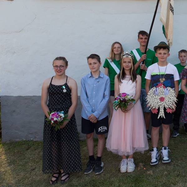 Eine Gruppe von Kindern steht beisammen, in ihrer Mitte steht ein Kinderschützenkönigspaar.