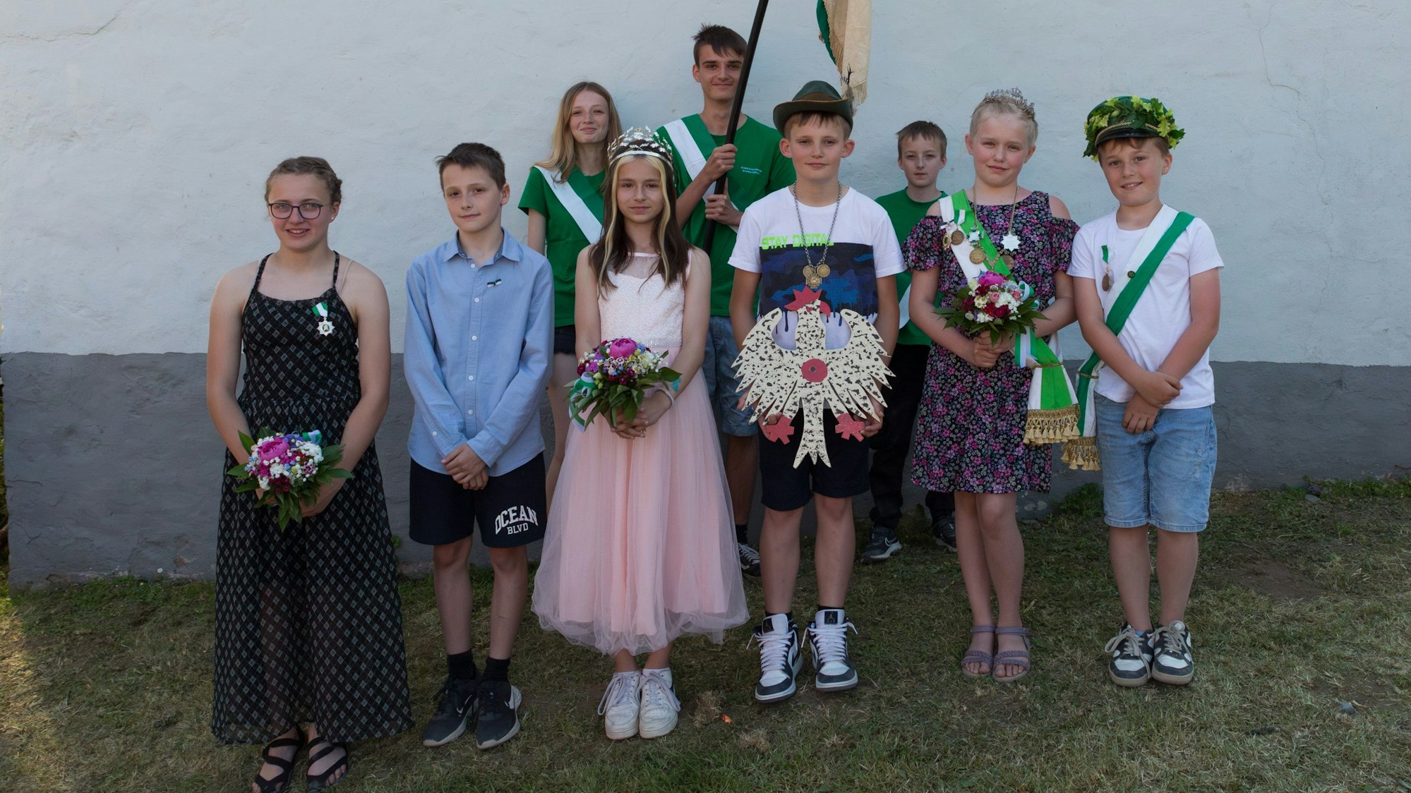 Eine Gruppe von Kindern steht beisammen, in ihrer Mitte steht ein Kinderschützenkönigspaar.