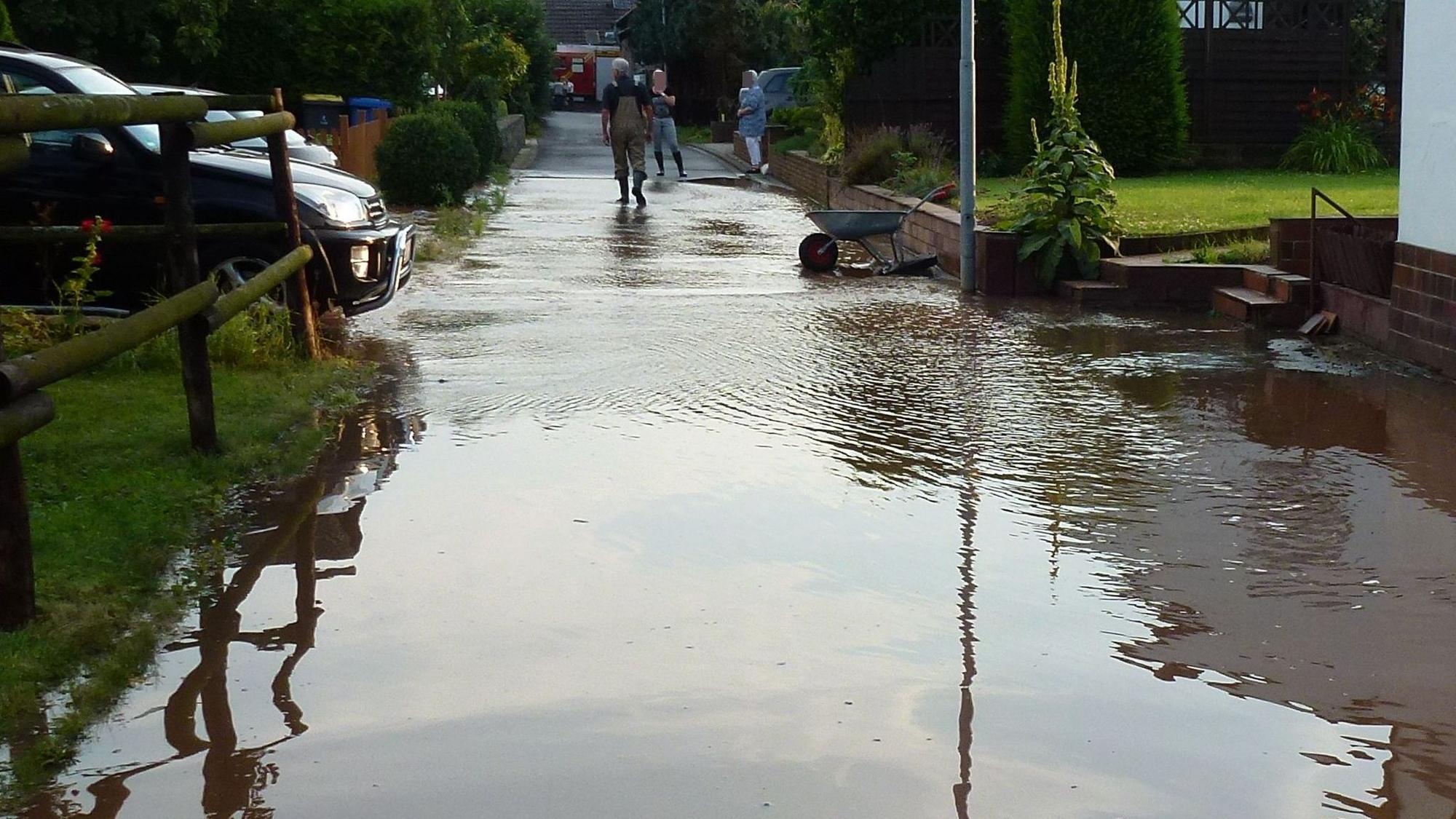 Eine Straße ist überflutet.