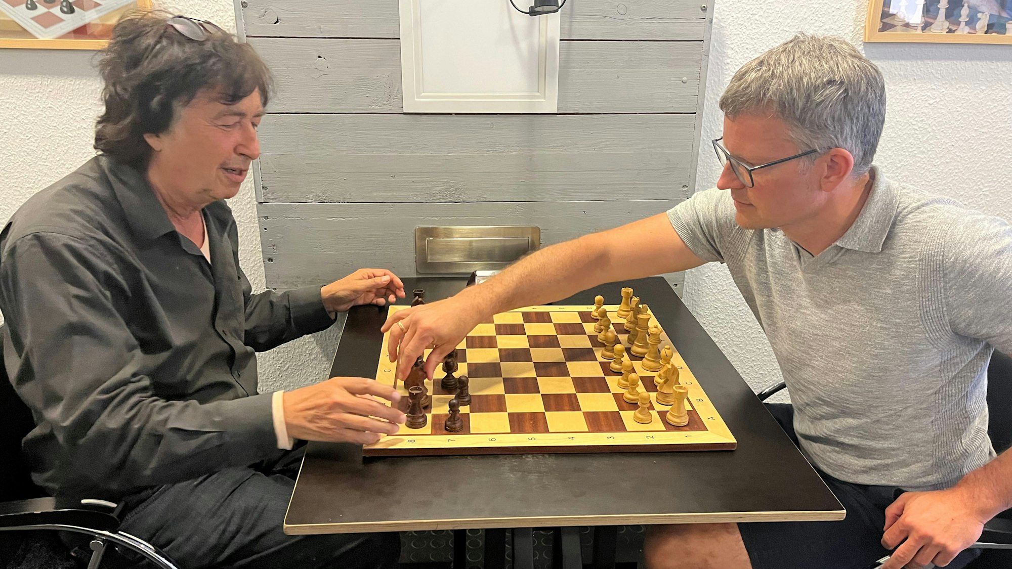 Jürgen Koch (l.), stellvertretender Leiter des Fördervereins, und Boris Maric, Spieler der ersten Mannschaft von dem Klub Kölner Schachfreunde, spielen Blitz-Schach.