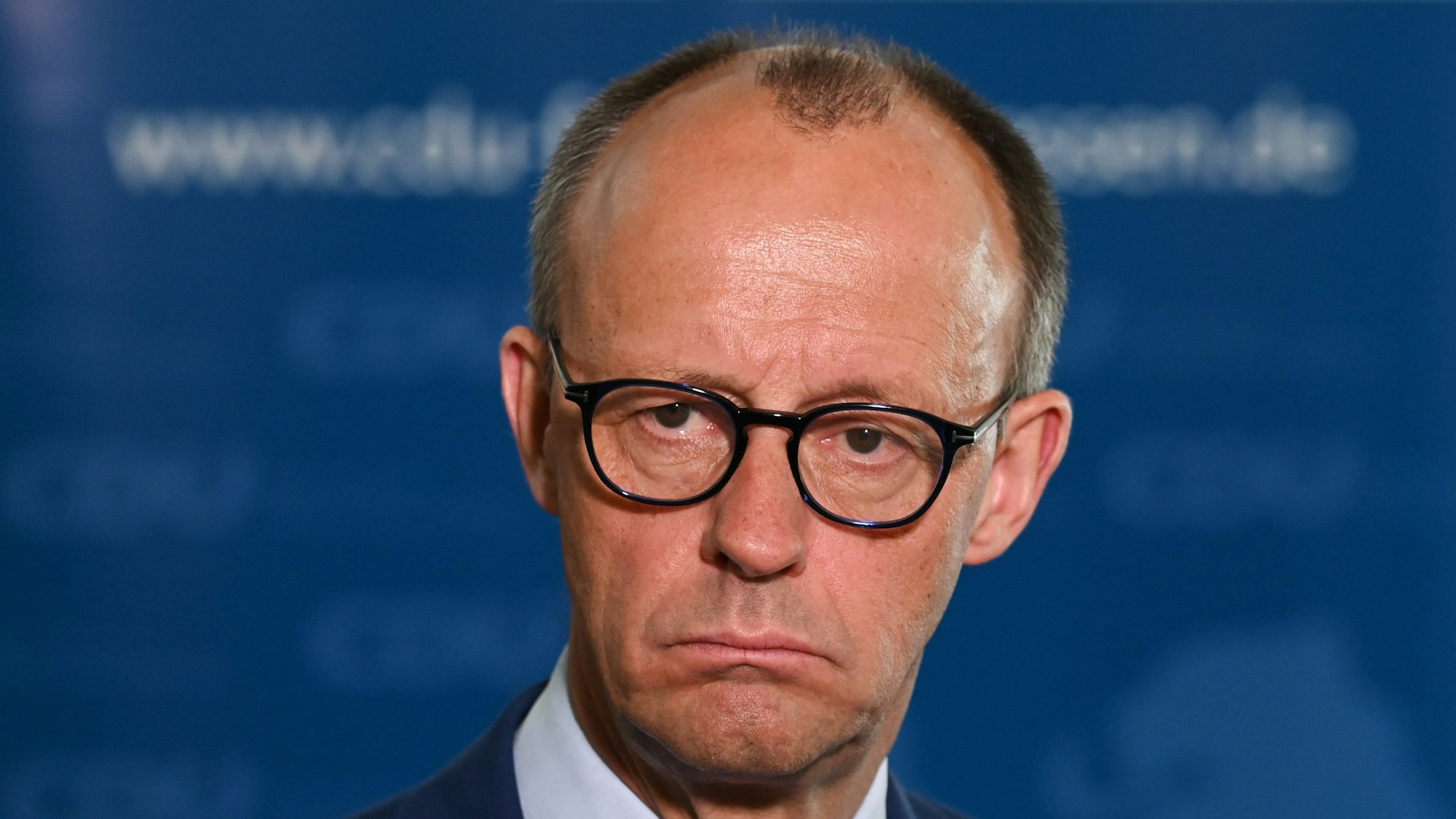 Friedrich Merz blickt unzufrieden in die Kamera