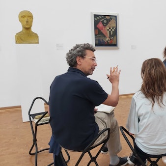 Das Team von „Bilderleben“ um Hans-Christian Heiling (links) im Kölner Museum Ludwig.