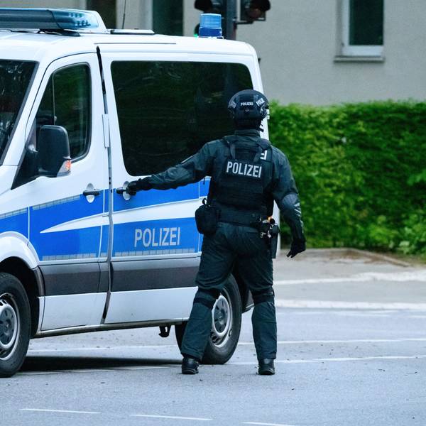 Ein Polizist der USE-Einheit steht an seinem Einsatzfahrzeug.