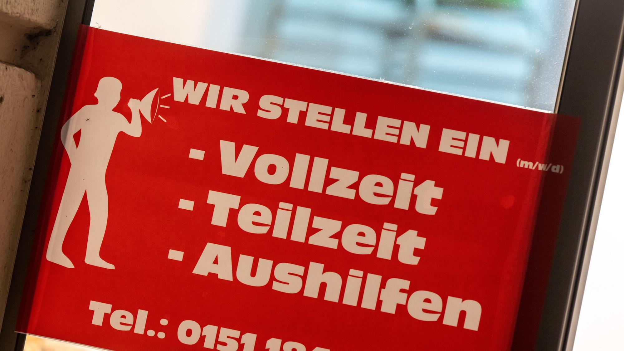 Das Bild zeigt ein Plakat mit Aufschrift „Wir stellen ein – Vollzeit, Teilzeit, Aushilfen“.