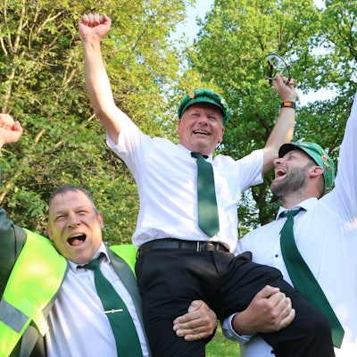 Geschafft: Ingo Lüttke jubelt nach dem Königsschuss auf den Schultern seiner Schützenbrüder.
