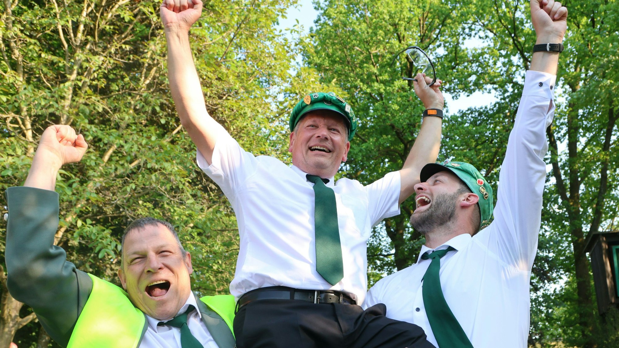 Geschafft: Ingo Lüttke jubelt nach dem Königsschuss auf den Schultern seiner Schützenbrüder.