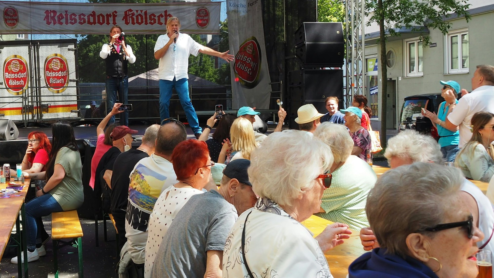 Sänger, Detlef Lauenstein, performte auf der Bühne an der Vorgebirgstraße vor einem breiten Publikum.