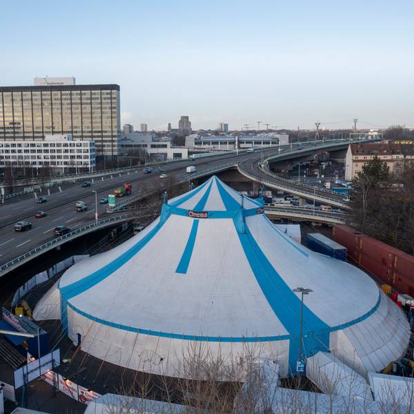 Das Zelt des Weihnachtscircus steht auf einem Parkplatz der Koelnmesse direkt an der Zoobrücke.