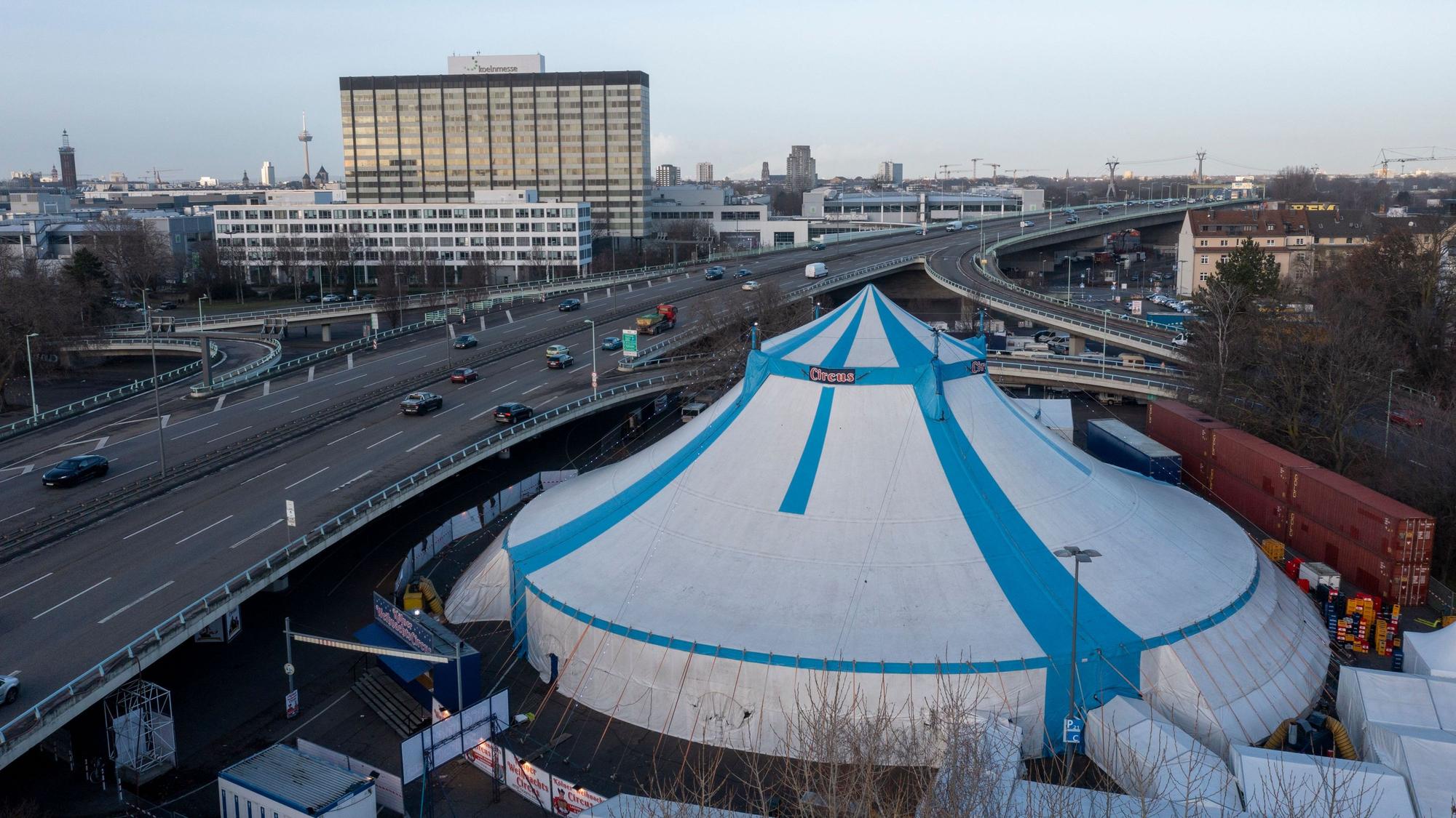 Das Zelt des Weihnachtscircus steht auf einem Parkplatz der Koelnmesse direkt an der Zoobrücke.