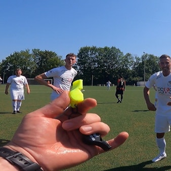 Schiedsrichter Daniel Emami gestikuliert nach einem Freistoßpfiff mit den Händen.