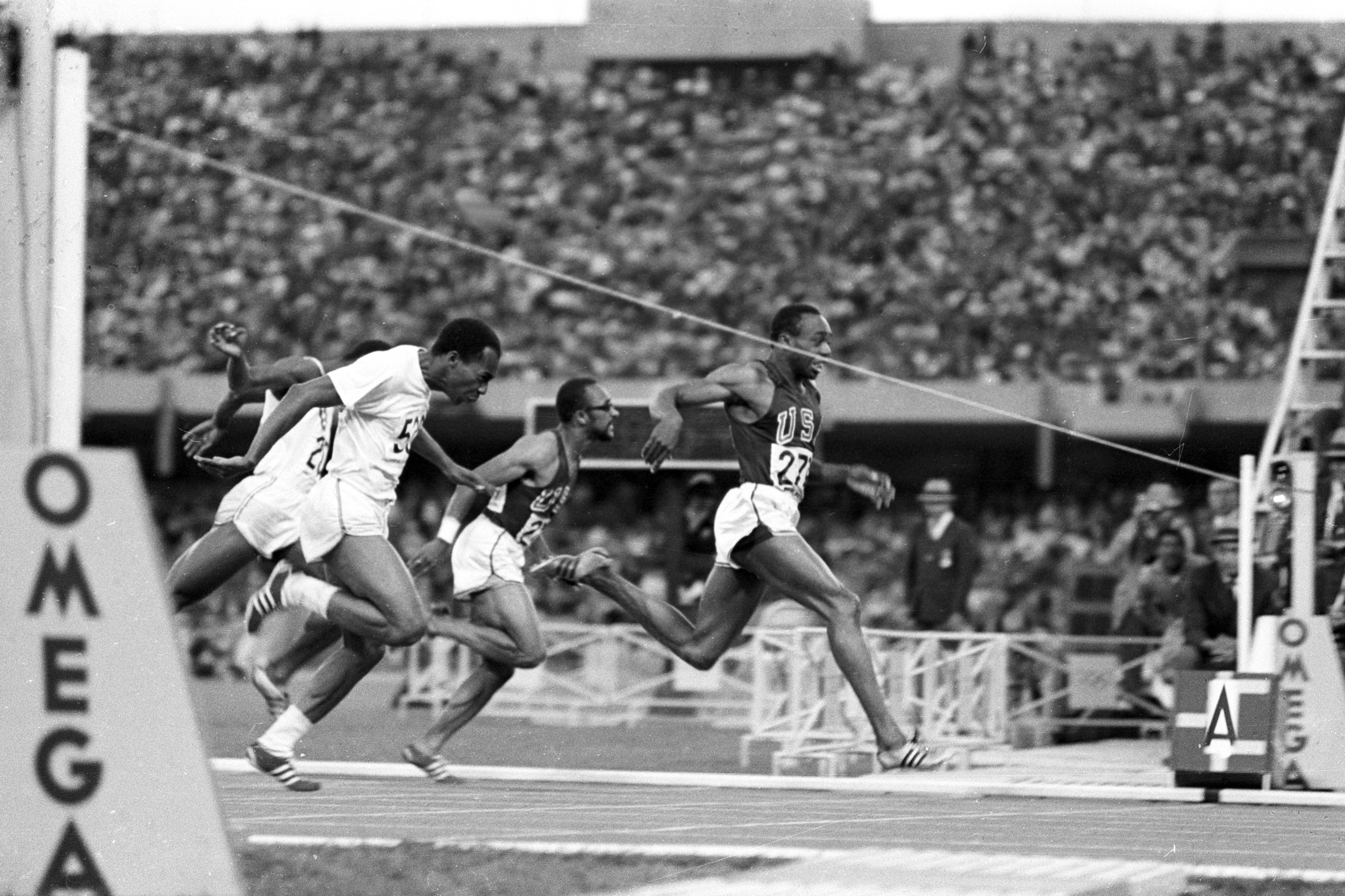 Finale 100m der Olympischen Spiele 1968, v.re.: Olympiasieger Jim Hines USA gewinnt in Weltrekordzeit vor Lennox Miller Jamaika, Charles -Charlie- Greene USA und Pablo Montes Kuba