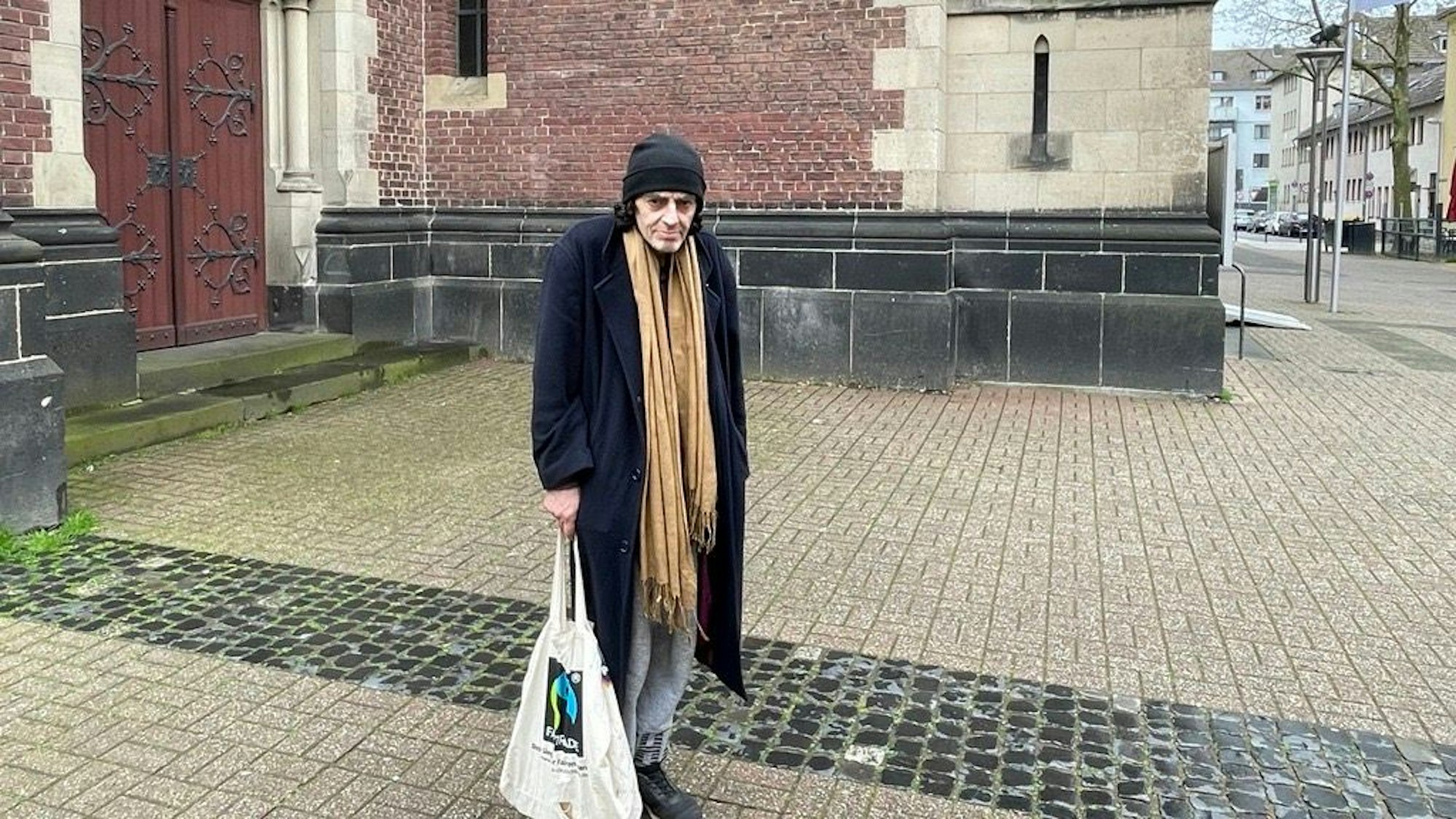 Der obdachlose Franceso hat gegen das Bettelverbot in Krefeld geklagt. Auf dem Bild mit Krefelder Ratsfrau der Linken, Julia Suermondt