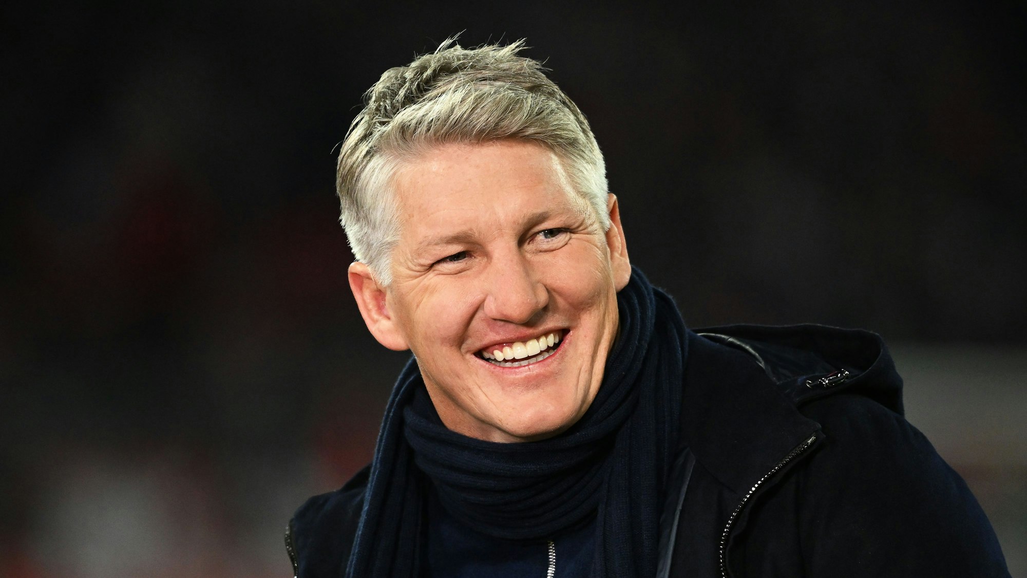 Bastian Schweinsteiger, ehemaliger Nationalspieler, lacht vor dem Spiel.