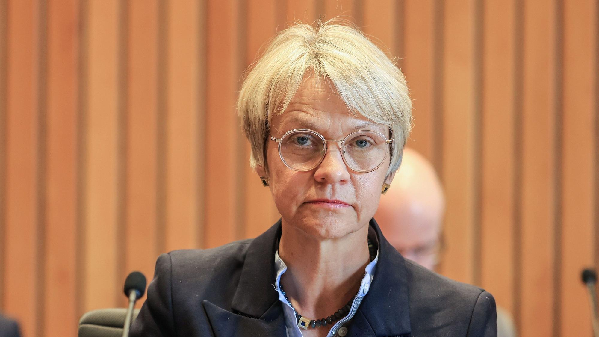 Dorothee Feller (CDU), Schulministerin, sitzt im Schulausschuss des Landtags in Nordrhein-Westfalen und schaut in die Kamera.