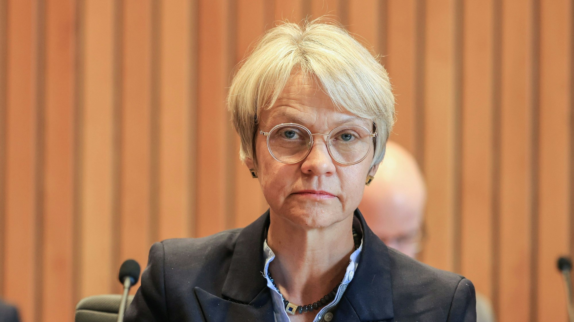 Dorothee Feller (CDU), Schulministerin, sitzt im Schulausschuss des Landtags in Nordrhein-Westfalen und schaut in die Kamera.