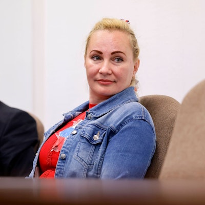 Aktivistin Elena Kolbasnikova mit ihrem Anwalt Markus Beisicht (l.) bei einem Termin vor dem Kölner Amtsgericht