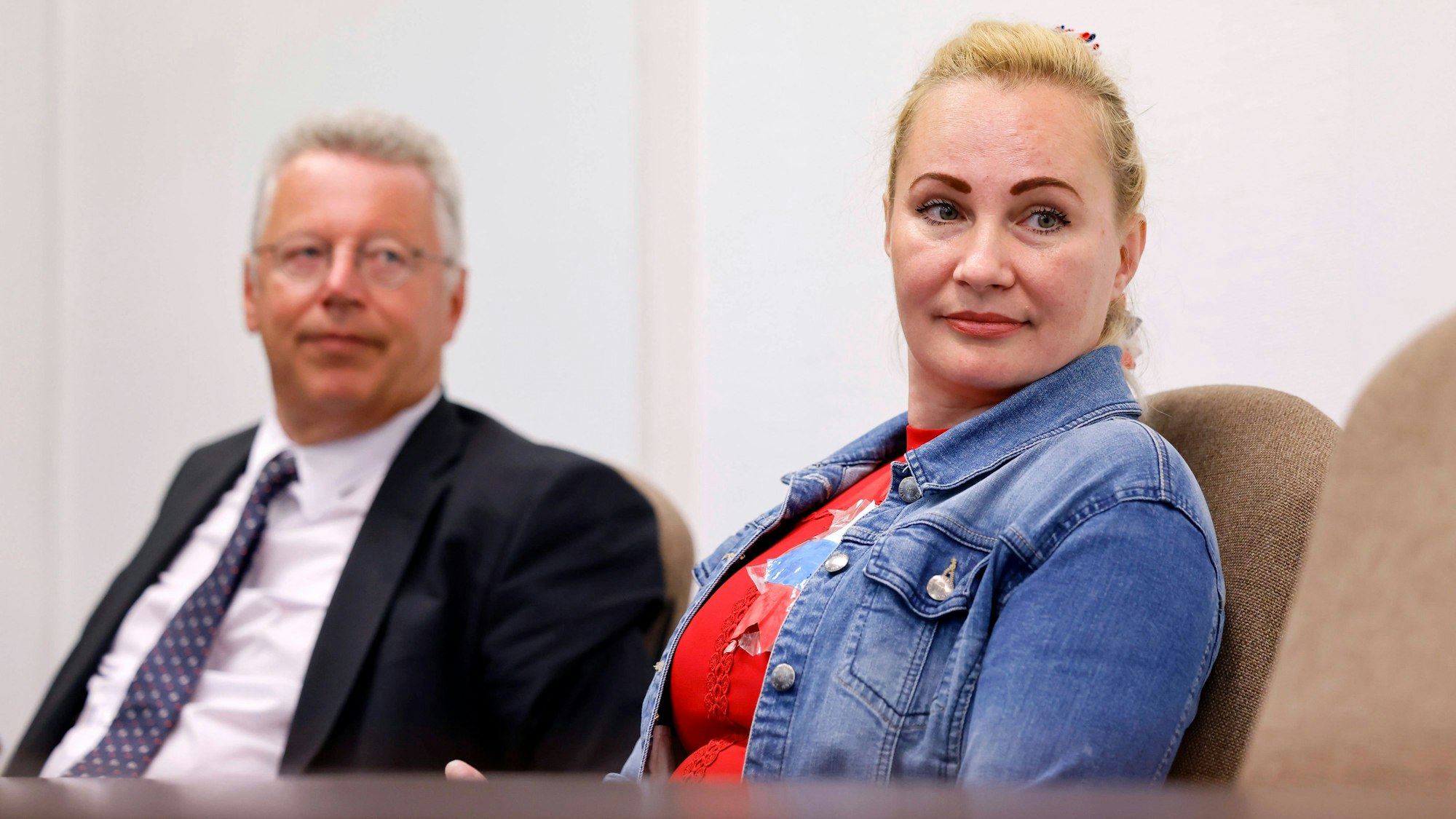 Die Angeklagte Elena K. mit ihrem Rechtsanwalt Markus Beisicht beim Prozess vor dem Kölner Amtsgericht.